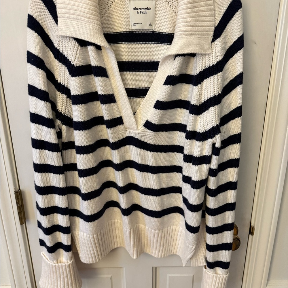 Abercrombie & Fitch Navy and White Cotton-Blend V-Neck Sweater